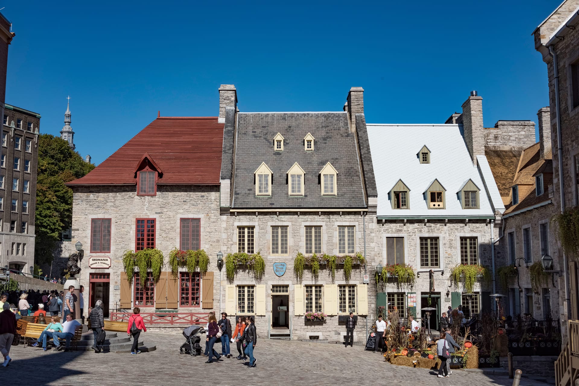 Samuel de Champlain founded the first permanent settlement in New France in 1608 at Place Royale, close to Tanière³ and Bistro L’Orygine
