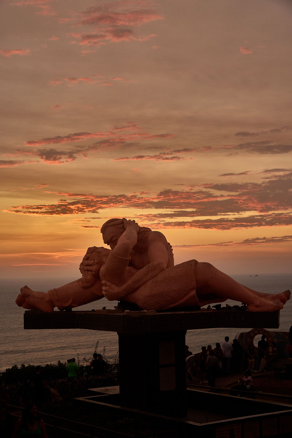 “El Beso” (The Kiss) statue by Victor Delfín stands in the “Parque del Amor” (Love Park) by the Pacific Ocean in Miraflores